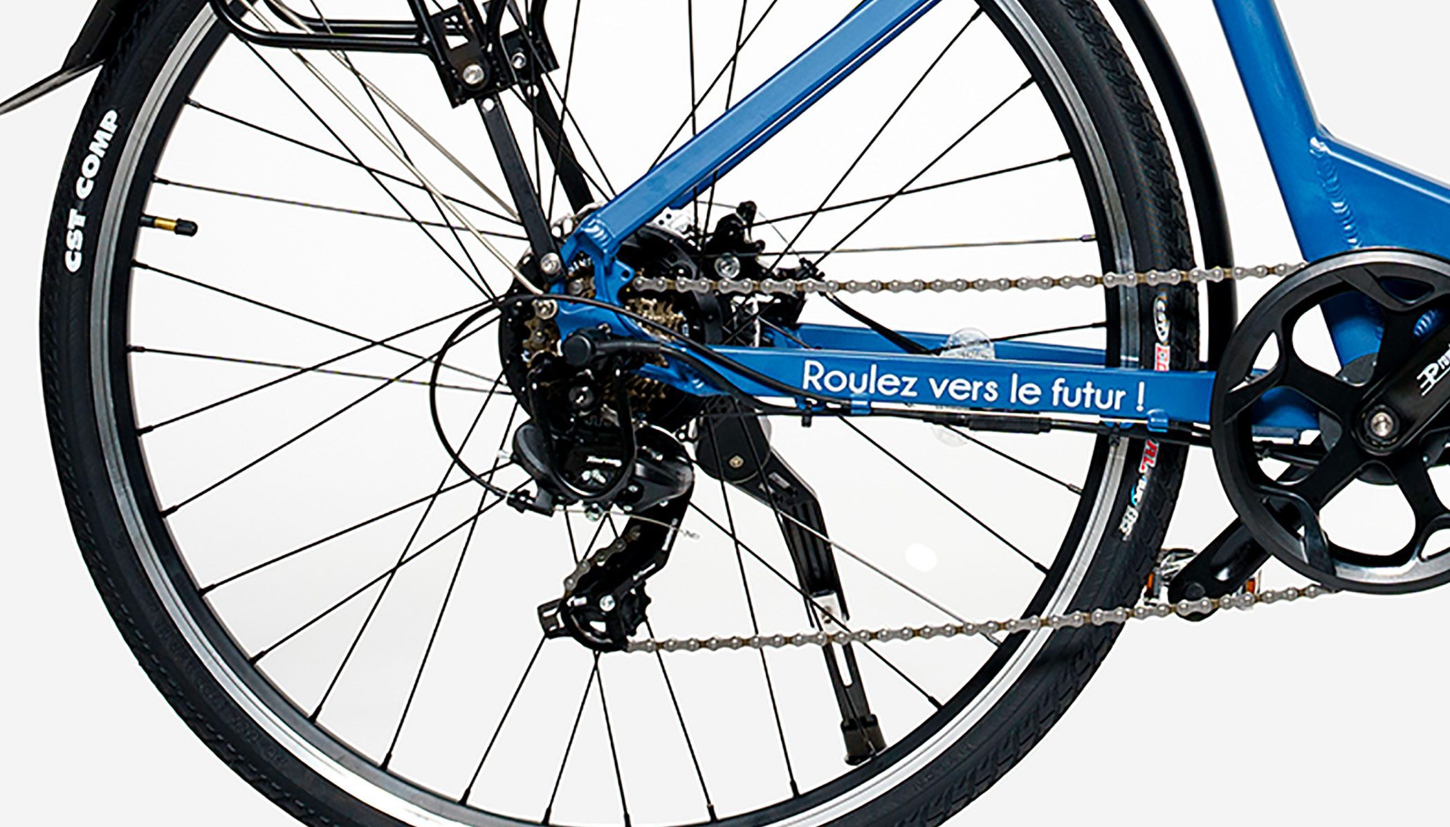 Vélo électrique Ariane bleu mat, vue de la face droite, zoom sur la roue arrière, dérailleur Shimano et moteur Bafang