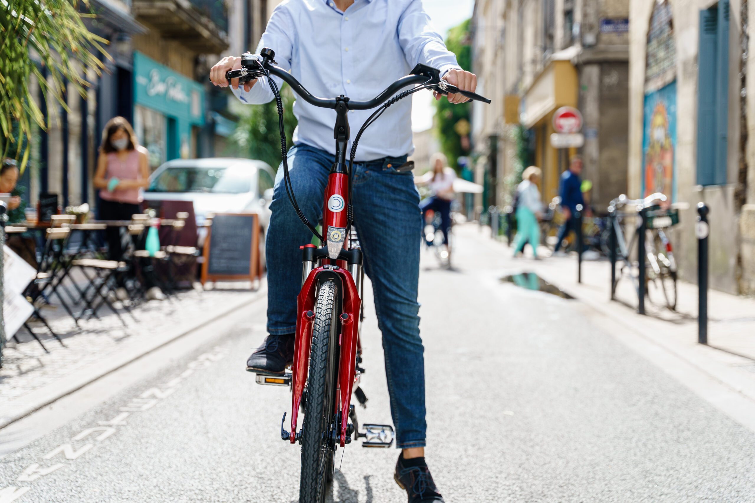 1 vélo électrique Ariane de face avec une personne dessus, prête à pédaler