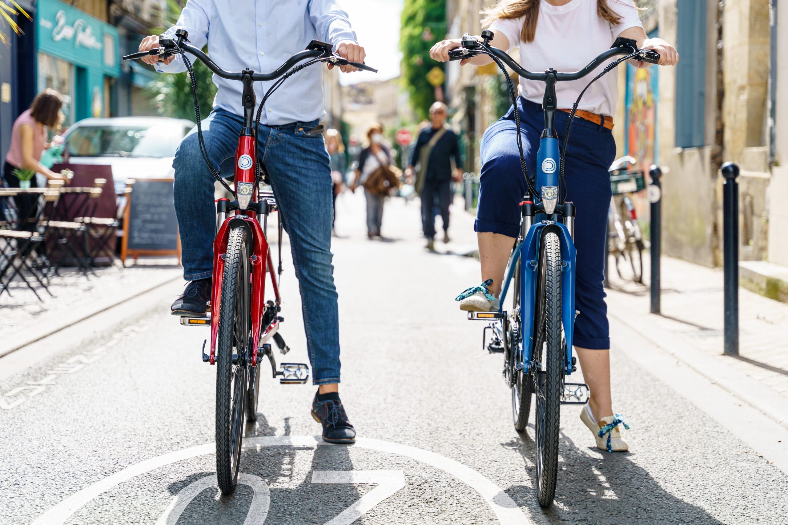 2 vélos électriques Ariane de face avec des personnes dessus, comme si elles allaient pédaler