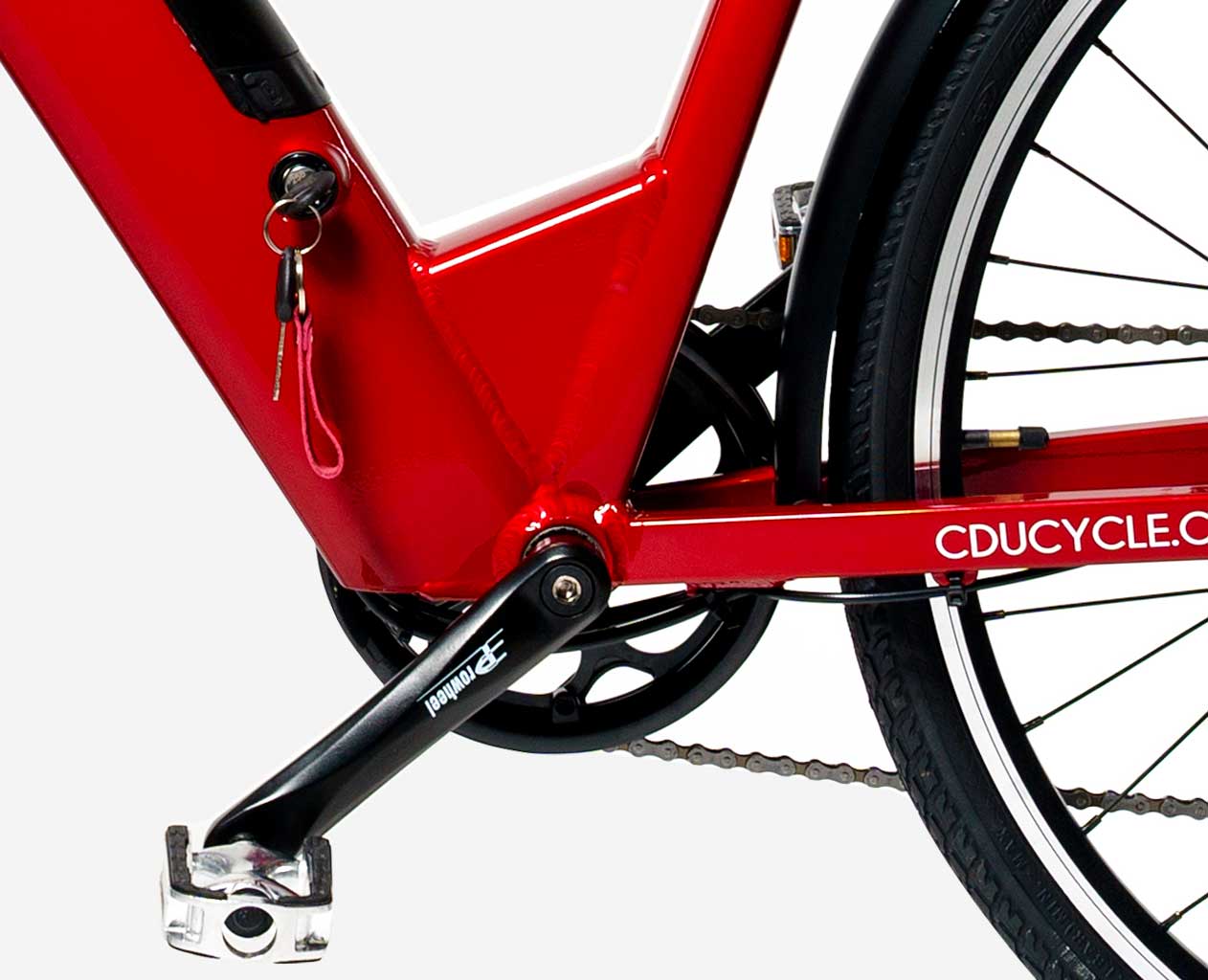 Vélo électrique Ariane rouge brillant, zoom sur bas du cadre, serrure de la batterie avec clé insérée