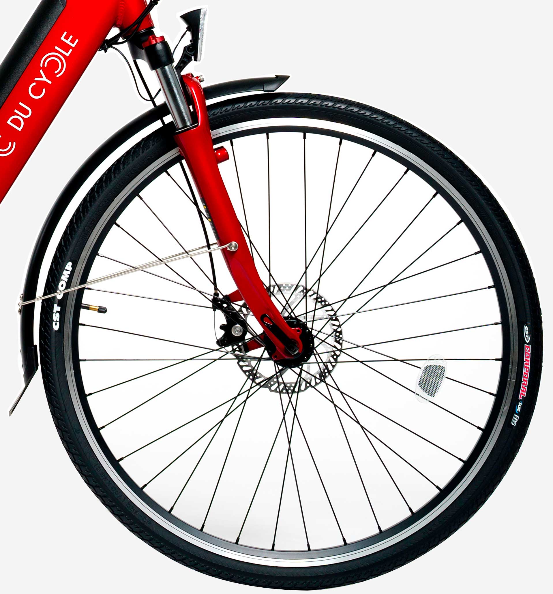 Vélo électrique Ariane rouge brillant; zoom sur roue avant côté droit, pneus renforcés, freins à disques, garde boue, fourche suspendue